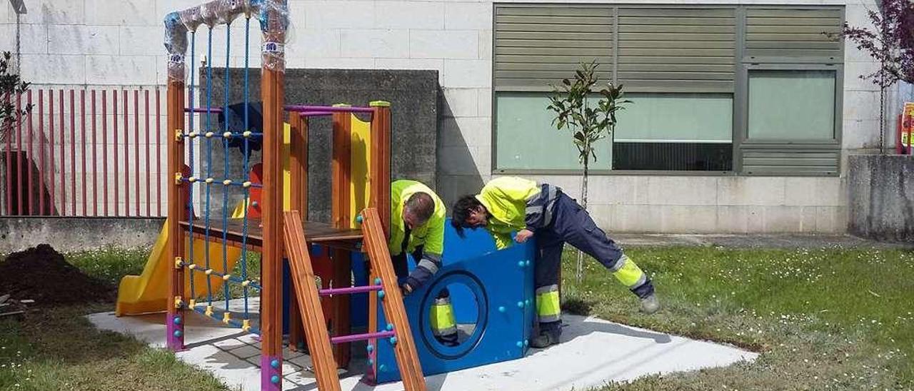 Instalación de juegos en una guardería de A Estrada. // Bernabé / Luismy