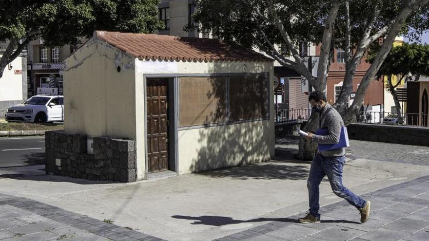 Un hombre camina por delante del kiosco, ubicado en la plaza de la iglesia de Puerto del Rosario. | | FUSELLI