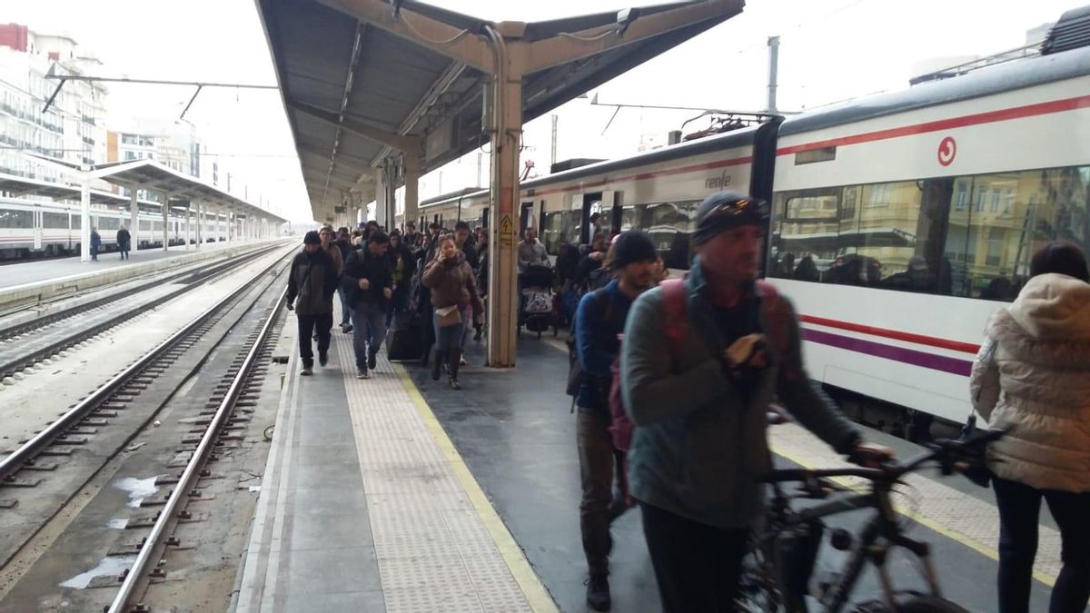 Usuarios de un tren de Cercanías procedente de Gandia, en la estación del Nord de València, en una imagen del pasado invierno.