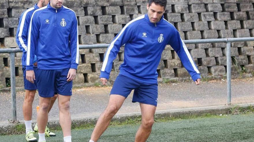 Pablo Suárez, observado por Luismi, en un entrenamiento.