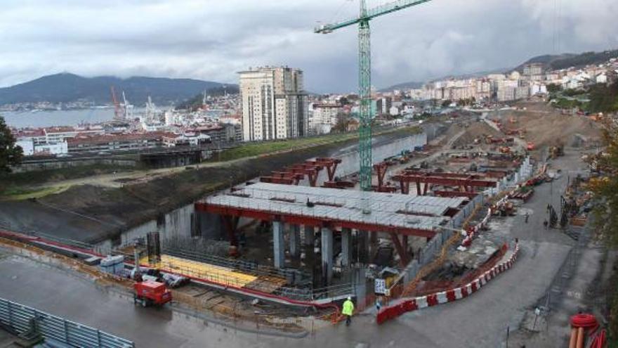 Fomento comenzó ya a cubrir el cajón ferroviario de la futura estación del AVE de Urzáiz, en el que habrá seis vías y cuatro andenes cuya construcción acaba de adjudicar. // R.G,