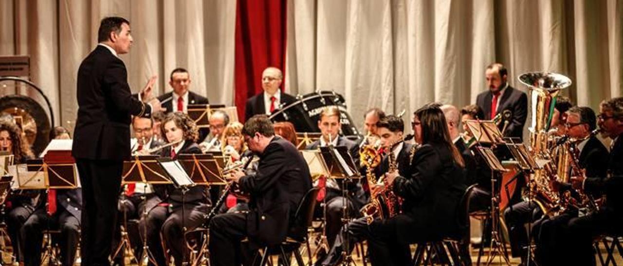 Andrés Guerrero dirigiendo a los músicos del Serpis ayer en el concierto de Fiestas.