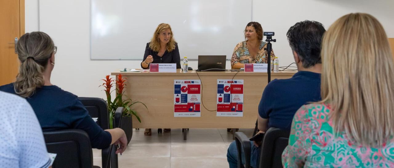 La alcaldesa Marco y la concejala Puerta en un acto sobre empleo en Tetuán XIV.