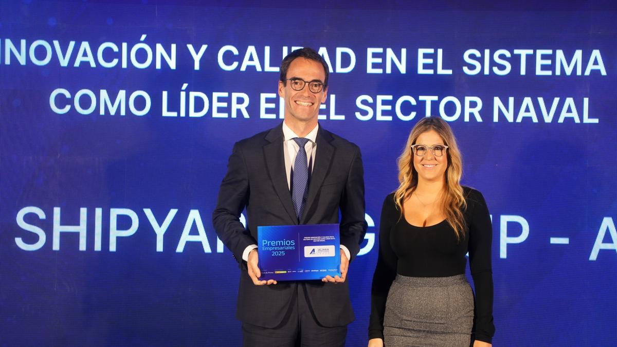 Blanca Gutiérrez de Castro, directora de comunicación y marketing de AMETIC, hizo entrega del galardón a Germán Carlos Suárez Calvo, presidente de Alimia Shipyards Group - Astican.