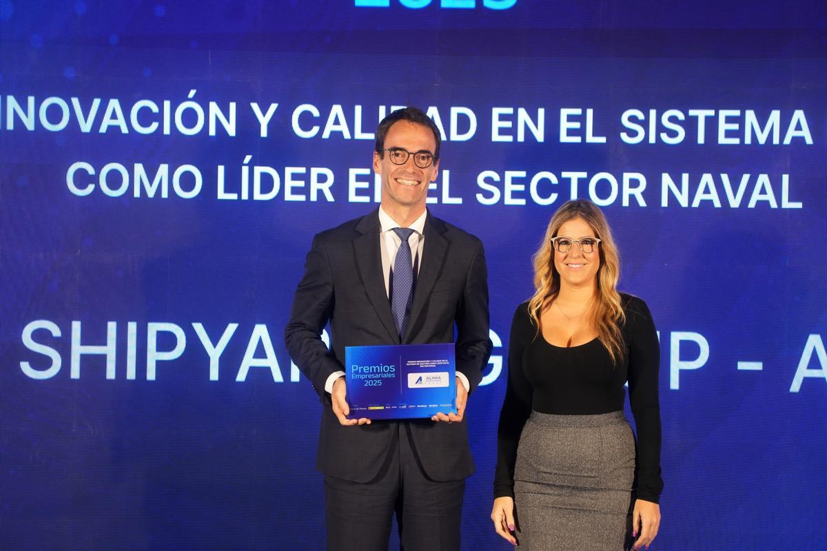 Blanca Gutiérrez de Castro, directora de comunicación y marketing de AMETIC, hizo entrega del galardón a Germán Carlos Suárez Calvo, presidente de Alimia Shipyards Group - Astican.