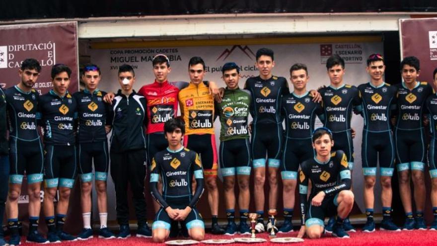 Juan Ayuso, en el podio, con todos los ganadores de la Copa Manrubia