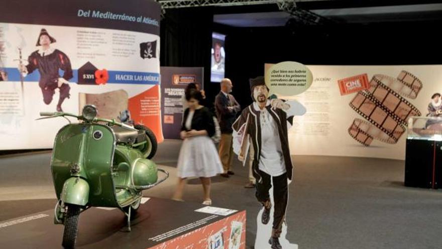 Una Vespa de 1956, con una placa identificativa de la compañía aseguradora, en la muestra de Cajastur.