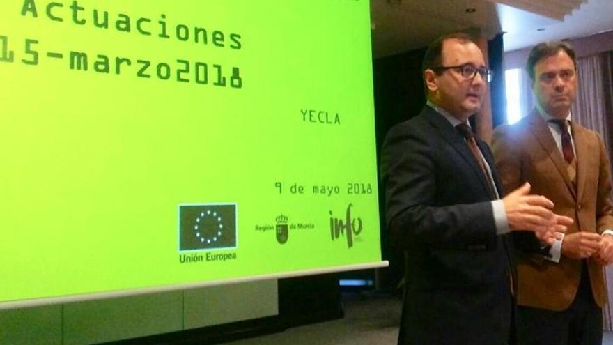 El director del Info, Joaquín Gómez, junto al alcalde de Yecla, Marcos Ortuño