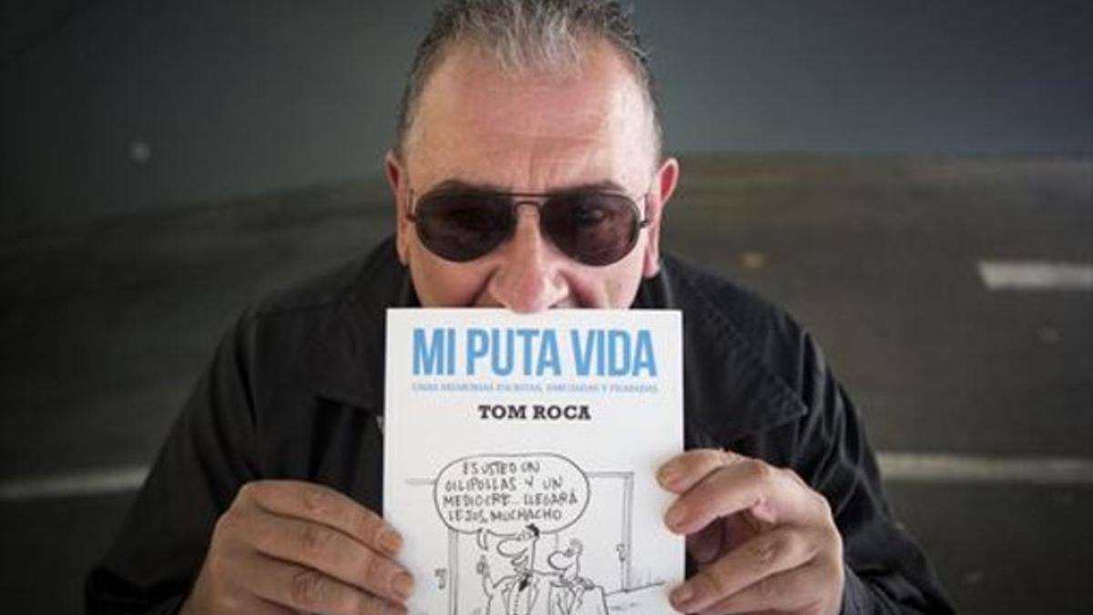 El humorista Tom Roca, con un ejemplar de su libro 'Mi puta vida', esta semana, en Barcelona.