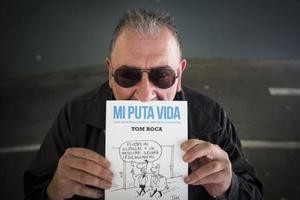L’humorista Tom Roca, amb un exemplar del seu llibre ’Mi puta vida’, aquesta setmana, a Barcelona.