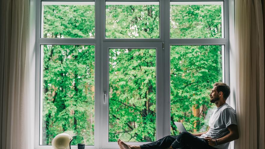 El producto que tienes en casa con el que puedes aislar las ventanas para que no entre frío