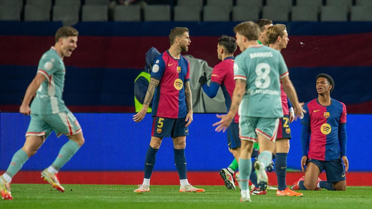 Julián Álvarez celebra su gol, el 0-1 del Atlético al Barça en Montjuïc.