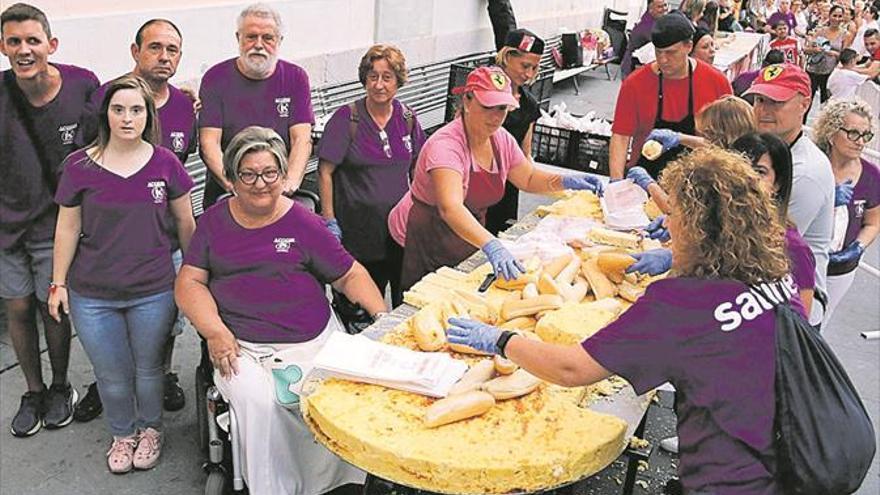 Paellas, tortillas y ‘allioli’ copan el protagonismo gastronómico-festivo