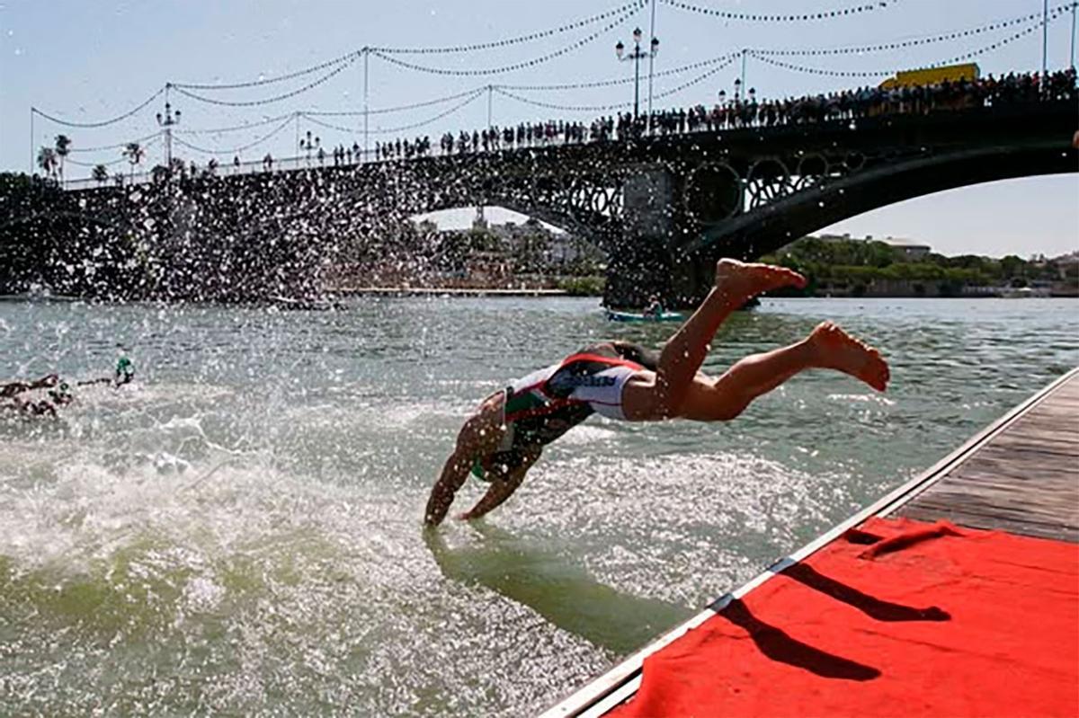 Una competición deportiva durante la Velá, junto al puente de Triana.