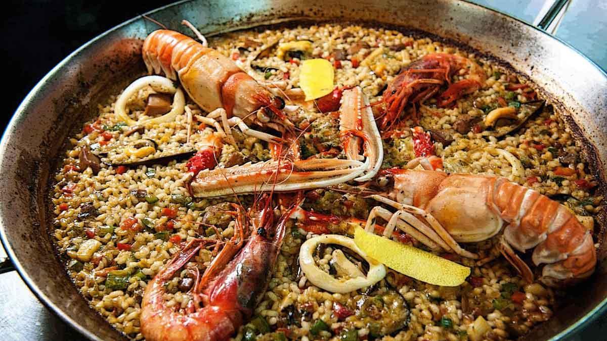 La paella, plato estrella del Día Mundial de la Tapa en La Paz (Bolivia).