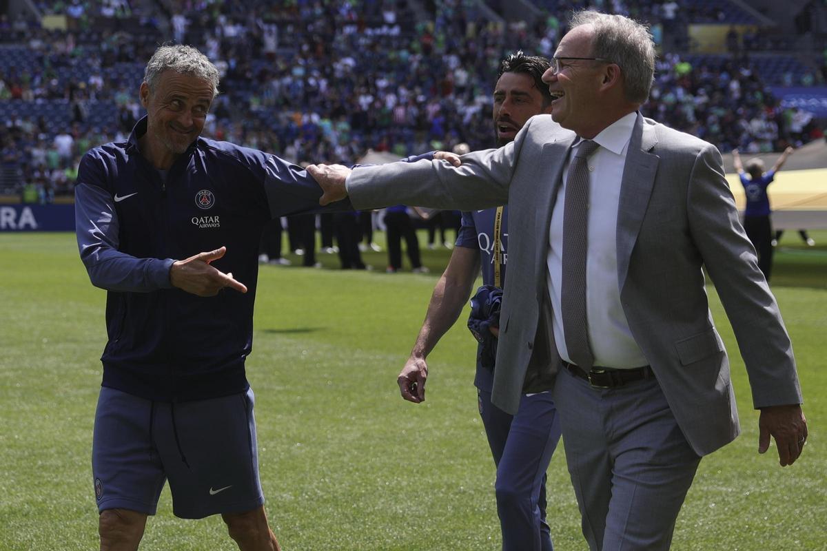 Luis Enrique, entrenador del PSG, saluda a Brian Schmetzer, del Seattle Sounders, en el último partido de la fase de grupos.