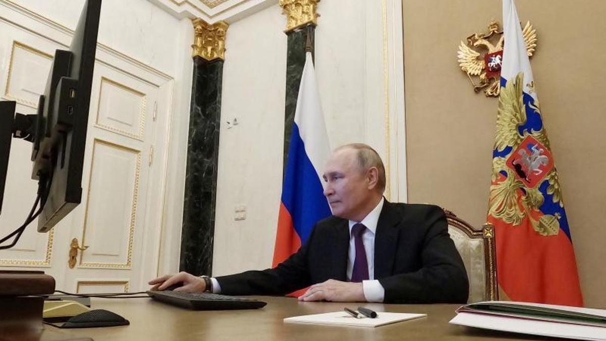 El presidente ruso, Vladimir Putin, vota electrónicamente en el Día de las Votaciones, elecciones parciales rusas, el 8 de septiembre.