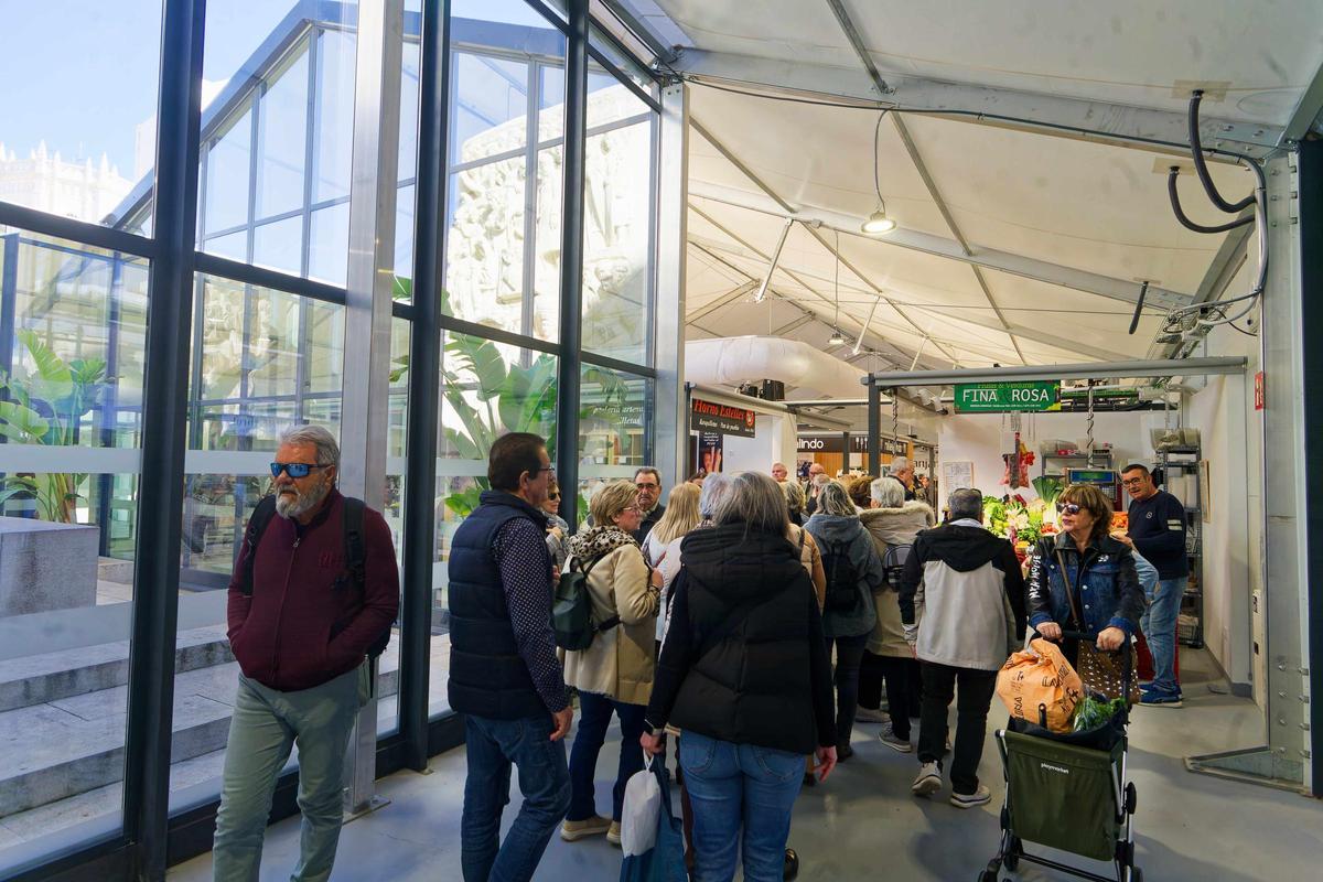 El mercado provisional, luminoso y con 42 paradas, aprueba 'con nota'
