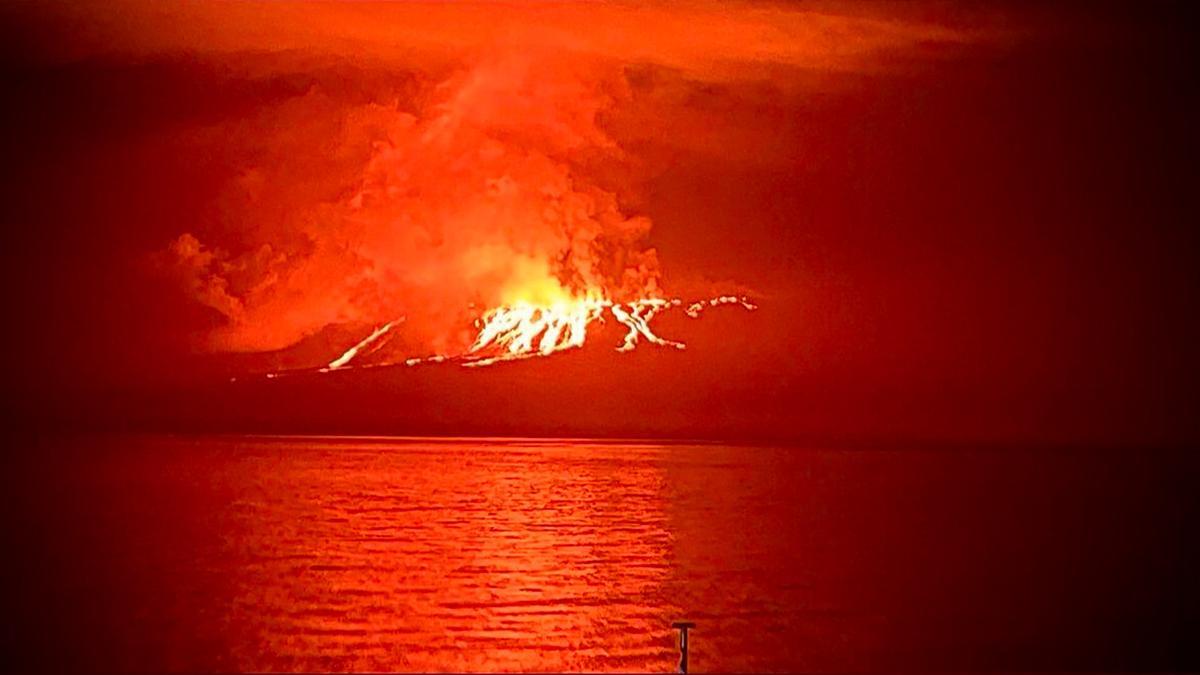Un volcán de las islas Galápagos entra en erupción