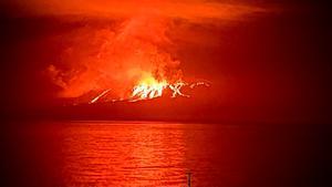 Un volcán de las islas Galápagos entra en erupción