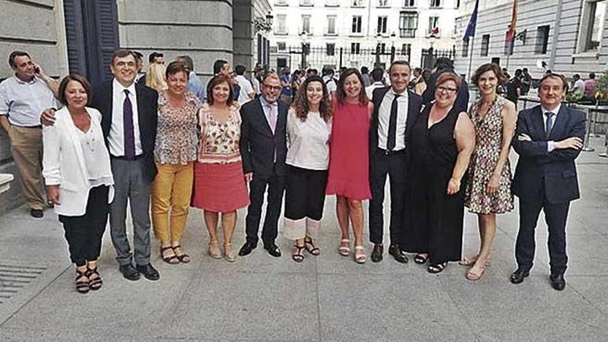 Armengol y Costa ayer con los diputados y senadores baleares del PSOE en Madrid.