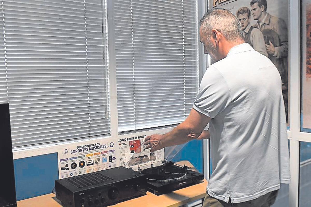 Andrés Miñano encendiendo un tocadiscos en el espacio Medialab