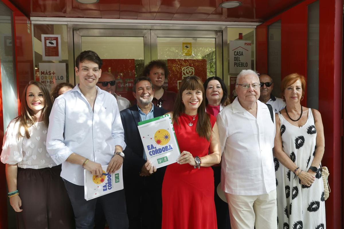 La parlamentaria socialista Victoria Fernández, este viernes en la sede del PSOE, junto a algunos de sus compañeros como Emilio Aumente, Joaquín Dobladez o Esther Ruiz, entre otros.
