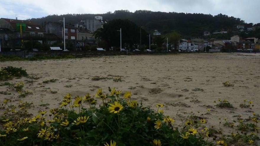 La playa de Banda do Río y el paseo marítimo, que el Concello pide desafectar. // Gonzalo Núñez