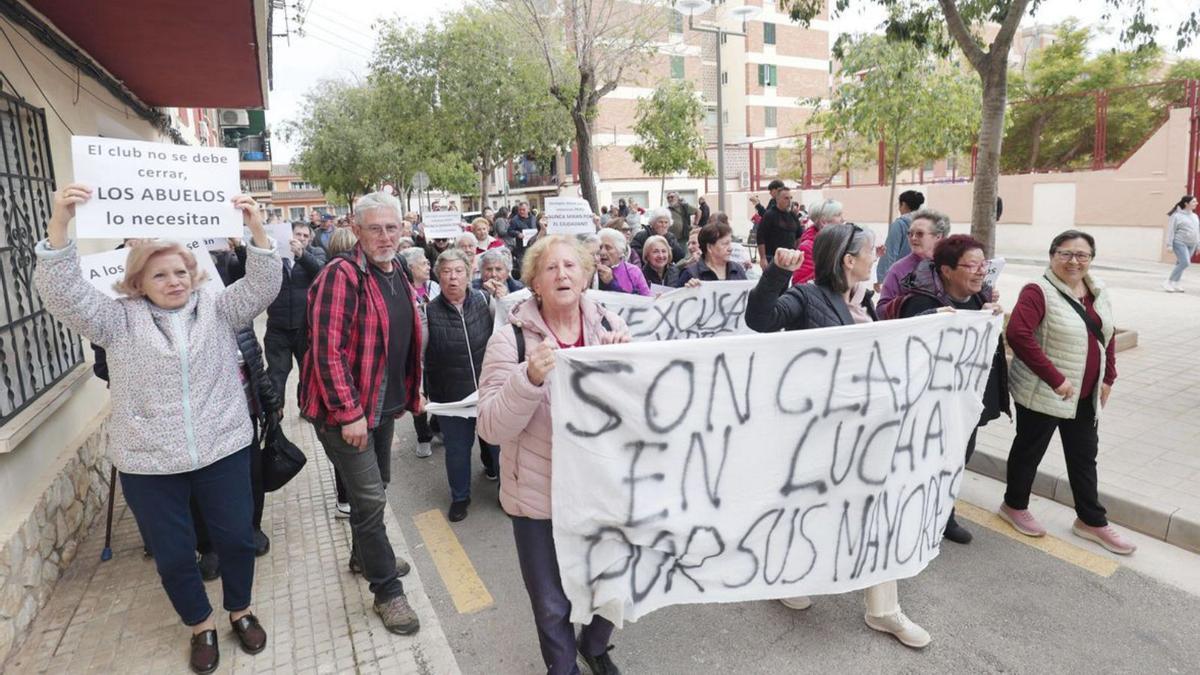 Los jubilados de Son Cladera en una manifestación el pasado mes de abril contra el desahucio. | M.MIELNIEZUK