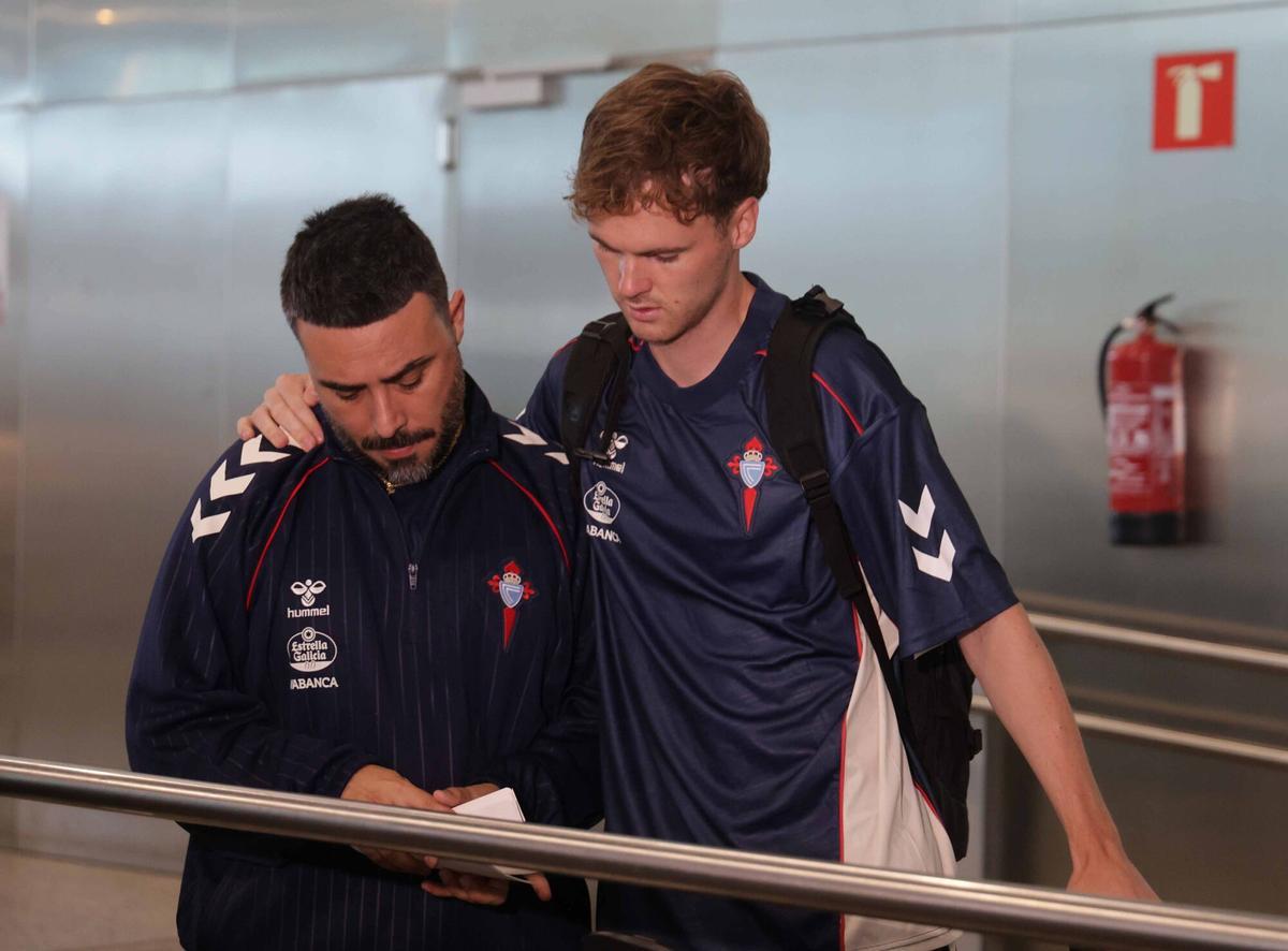 La expedición del Celta ha partido este miércoles desde el aeropuerto de Vigo para cerrar su preparación con dos amistosos contra el Sassuolo y en Nápoles La expedición del Celta ha partido este miércoles desde el aeropuerto de Vigo para cerrar su preparación con dos amistosos contra el Sassuolo y en Nápoles