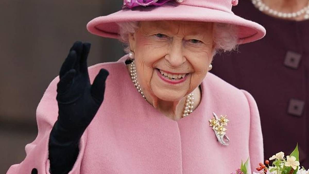 La Reina Isabel II pasa la noche ingresada en el hospital
