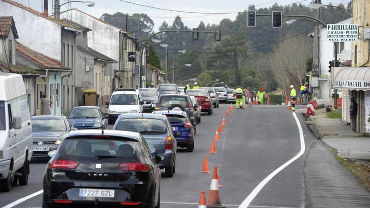 Obras en el carril que da acceso a la avenida Miguel Hernández en O Carballo, en Oleiros.