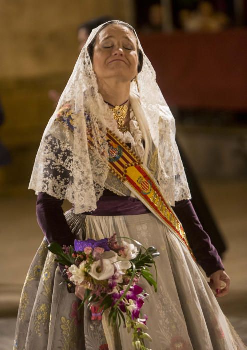 Mónica Oltra desfila en el primer día de la Ofrenda