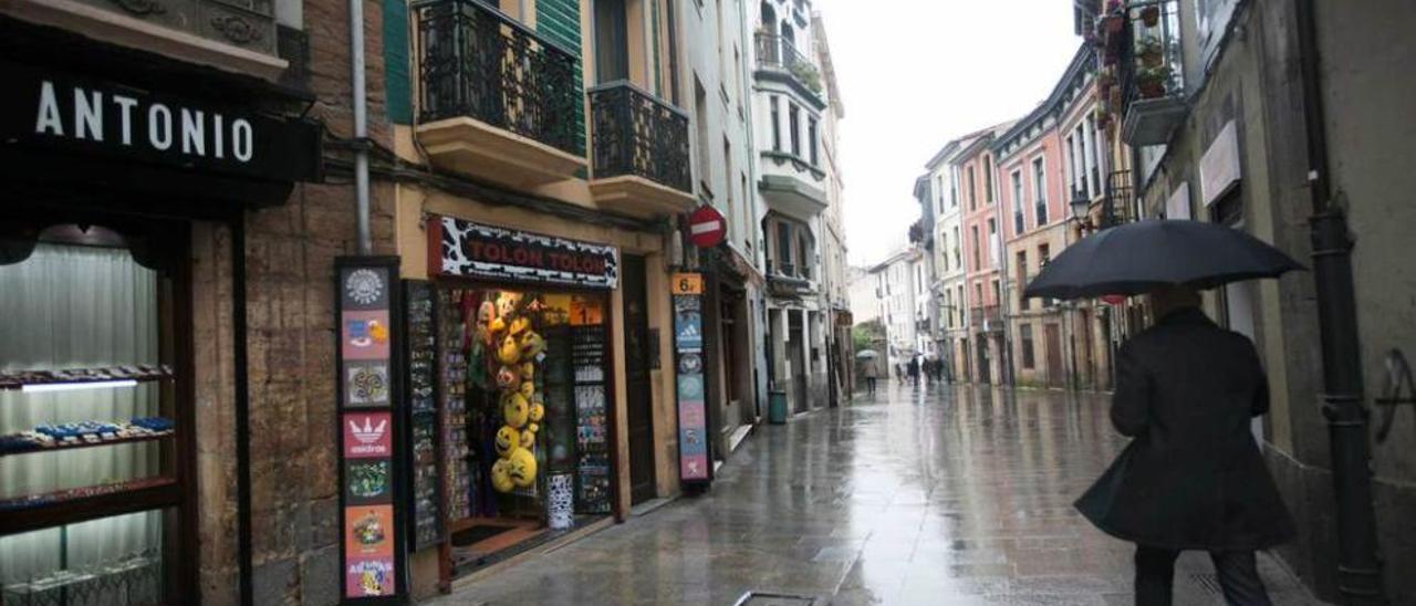 La calle San Antonio, donde apuñalaron al portero de uno de los locales de ocio nocturno de la zona.