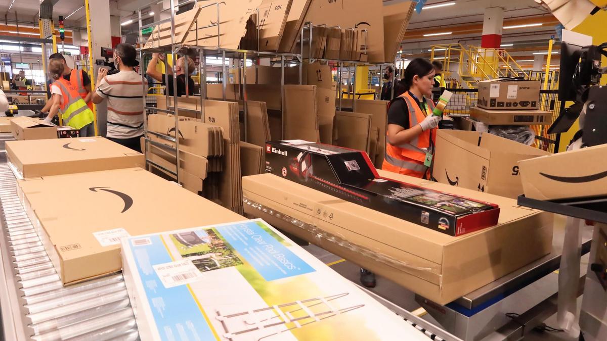 Trabajadores de Amazon Onda, en una imagen del día de su inauguración.