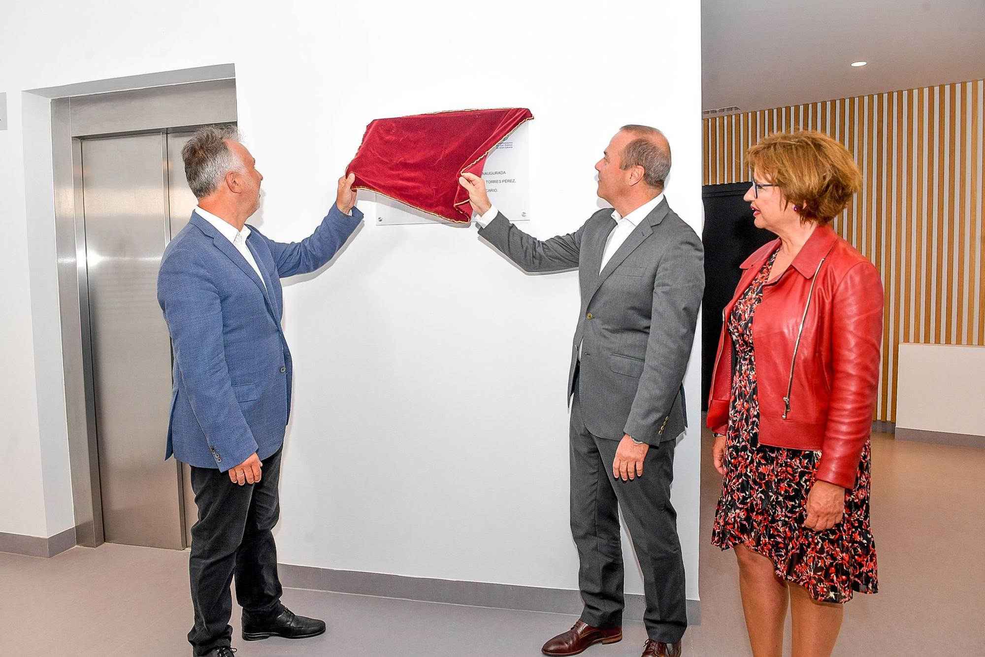 Inauguración de la biblioteca de Josefina de la Torre en la playa de Las Canteras