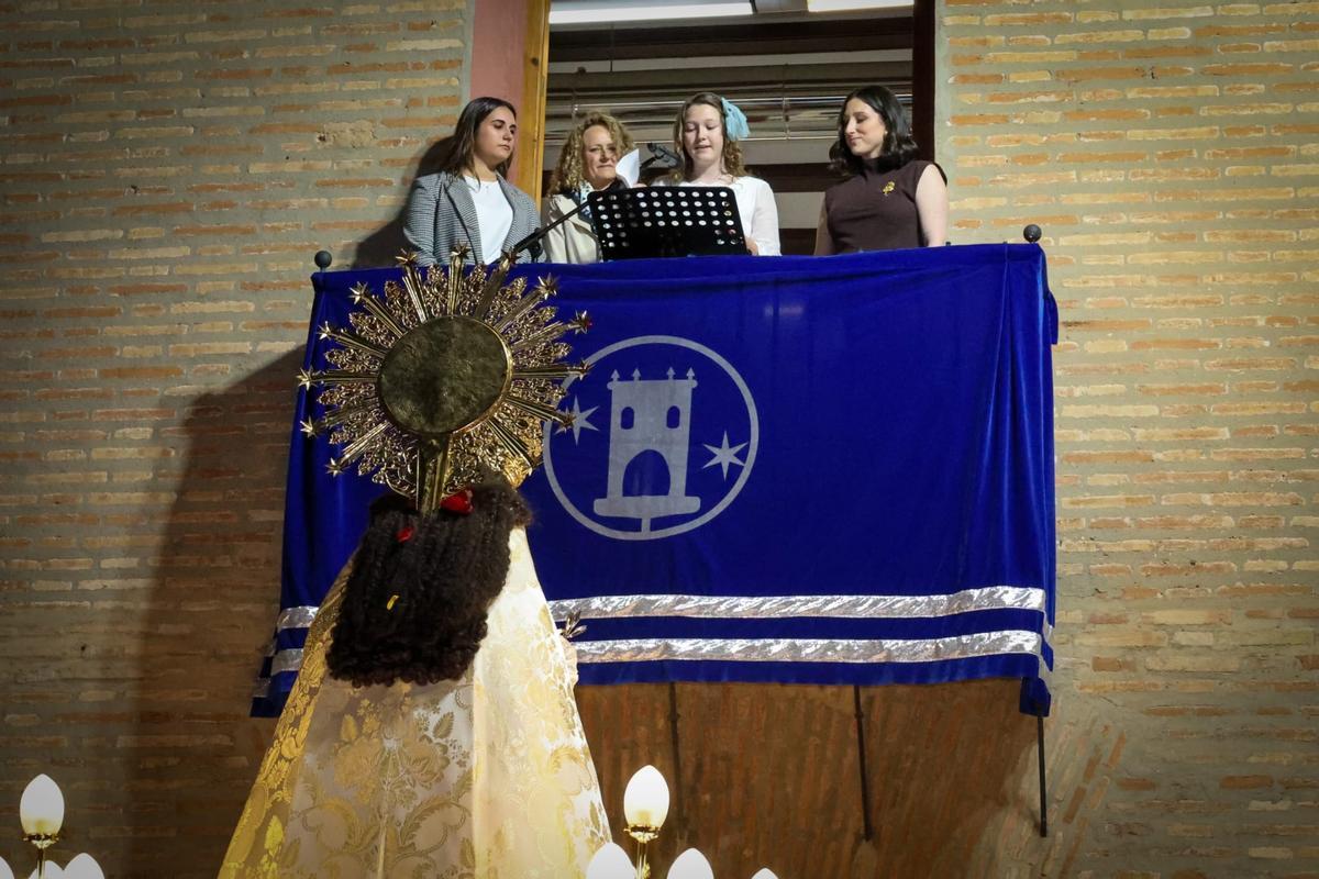 La lacaldesa y las Falleras Mayores en el balcón.
