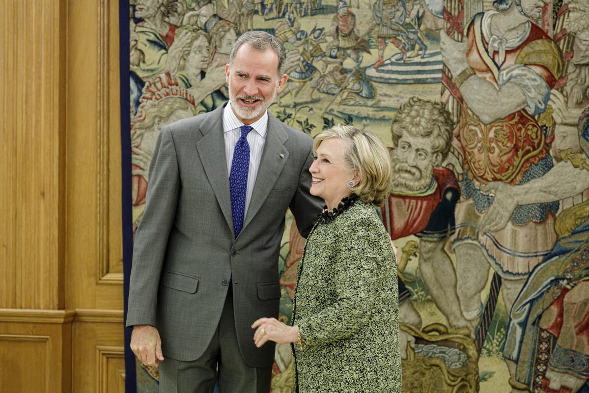 Felipe VI se reúne con Hillary Clinton en la Zarzuela