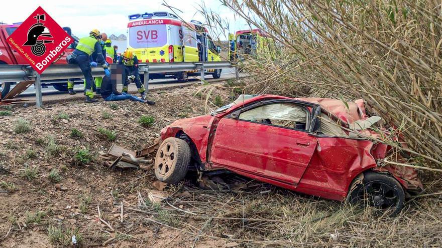 Un coche se sale de la A-31 a la altura de Elda y deja dos heridos