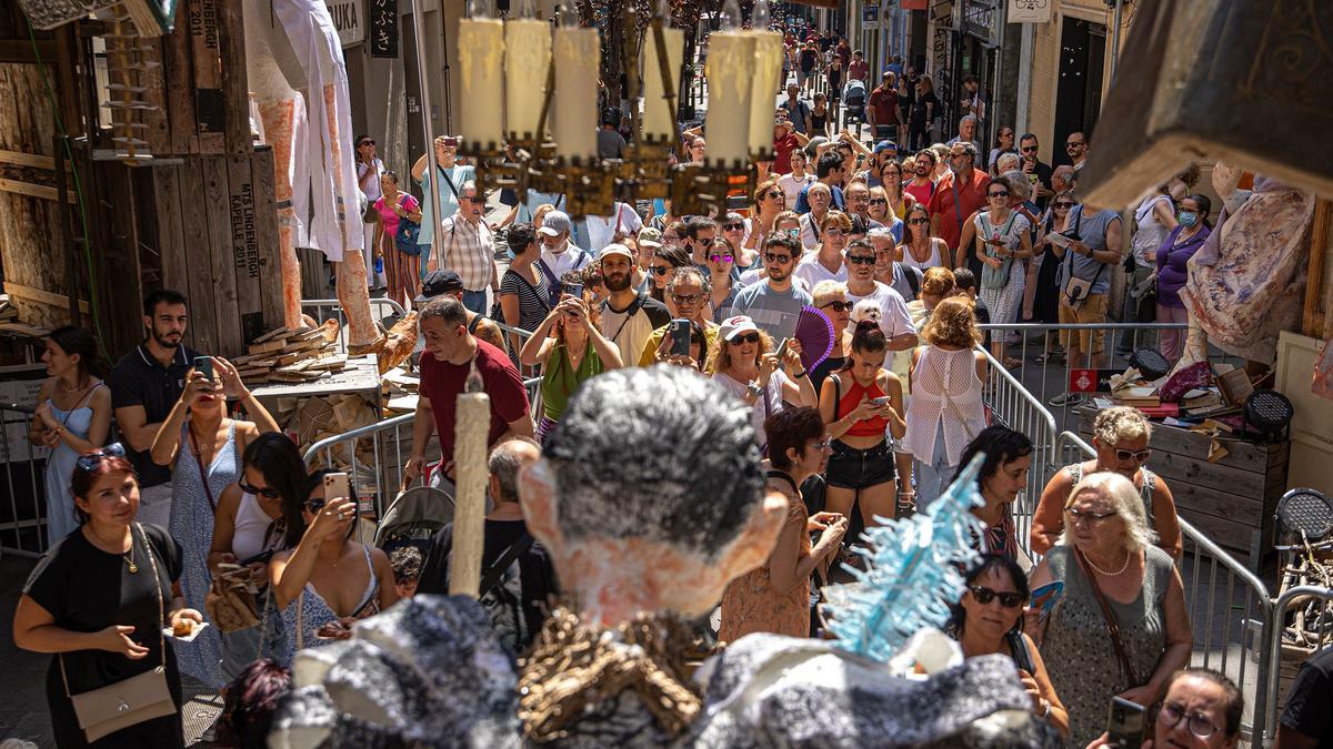 Decoración de la calle Providencia el día que empiezan las fiestas de Gràcia