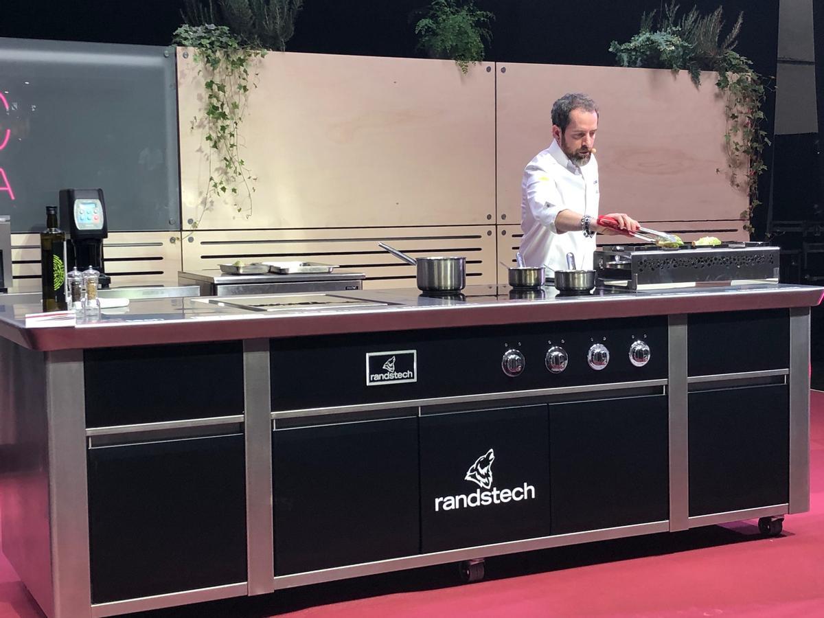 Javi Martínez coent enciam a la brasa per elaborar el lletugat, un plat d’inspiració medieval.