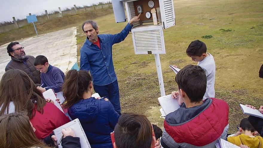 Los profesores Ángel Rodríguez y Epifanio Matas explican el funcionamiento de la estación meteorológica del instituto a estudiantes de 1ª de ESO.