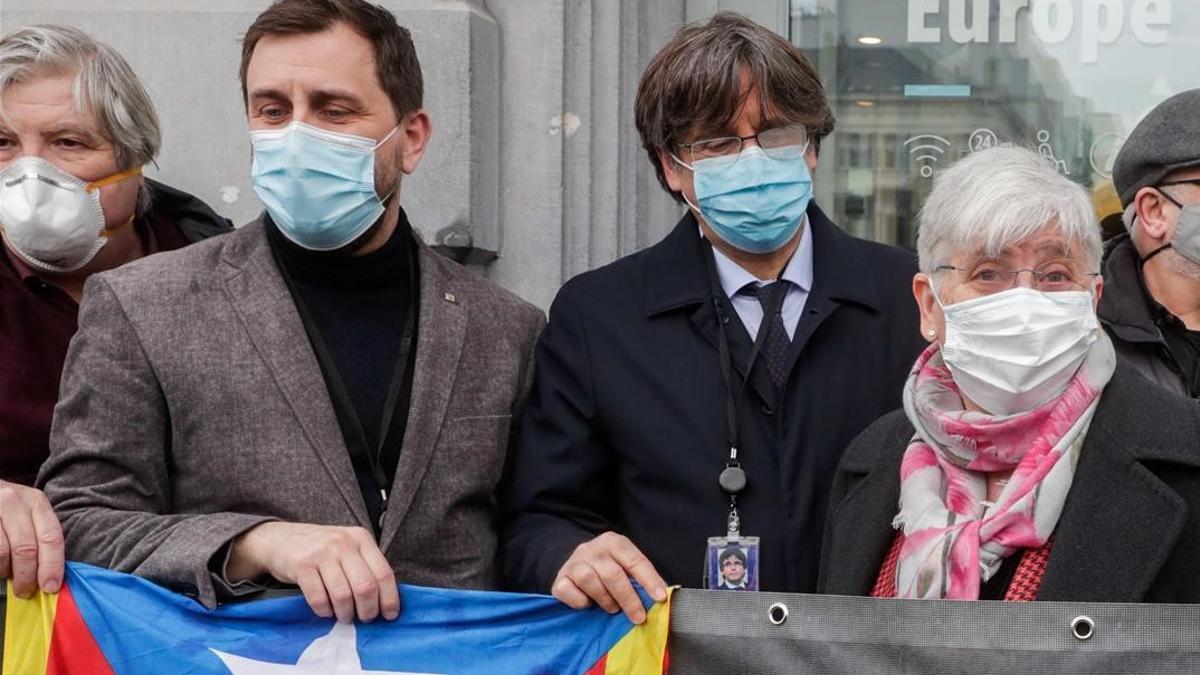 Brussels (Belgium)  09 03 2021 - Member of European Parliament Catalonia s former regional president Carles Puigdemont (3-L)  MEP and former Catalan Education minister Clara Ponsati (C) and dismissed Catalan regional Minister of Health Antoni Comin (2-L) join a protest after the European Parliament voted to waive their immunity in front of the European Parliament in Brussels  Belgium  09 March 2021  The European Parliament on 09 March voted in favor of stripping Puigdemont and two of his associates of immunity  Spain had requested the extradition of Puigdemont  who fled to Belgium in October 2017 after a referendum on the independent of Catalonia  (Protestas  Belgica  Espana  Bruselas) EFE EPA STEPHANIE LECOCQ