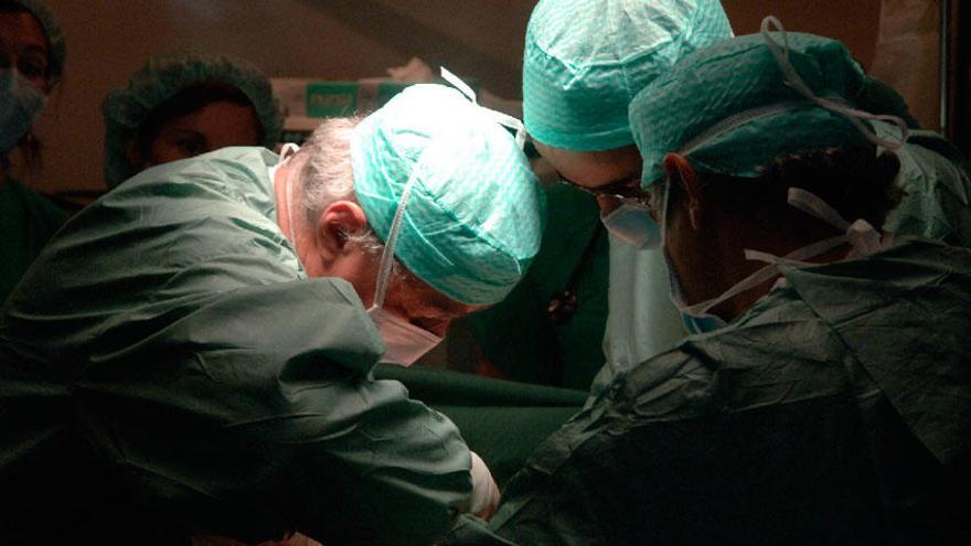 Un equipo sanitario del Hospital de A Coruña realiza una extracción de órganos a un donante.