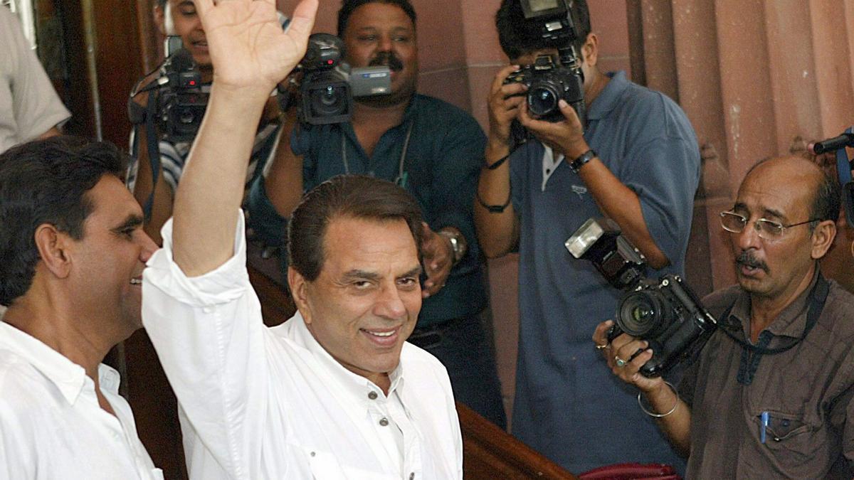 El actor Dharmendra, el "galán con corazón de poeta" de Bollywood, muere a los 89 años