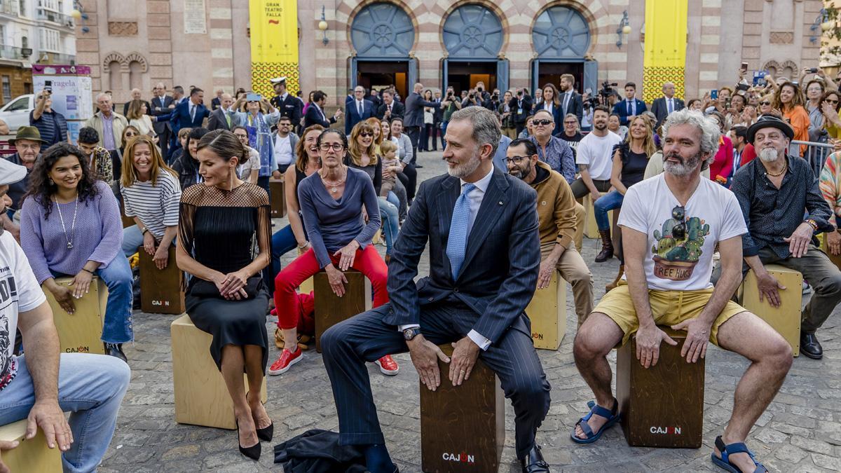 Los reyes de España se han animado esta tarde a participar en una &quot;cajoneada&quot; popular, organizada a las puertas del Gran Teatro Falla de Cádiz, donde Felipe VI se ha sentado en un cajón flamenco junto a otros ciudadanos que estaban aprendiendo a tocar.