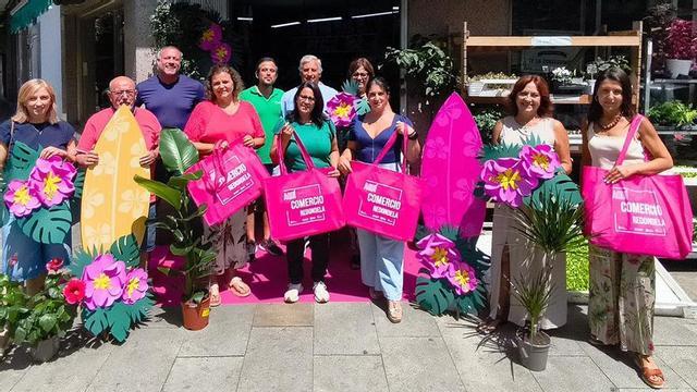 Los comerciantes de Redondela muestran la decoración especial del Aloha Shopping Night.