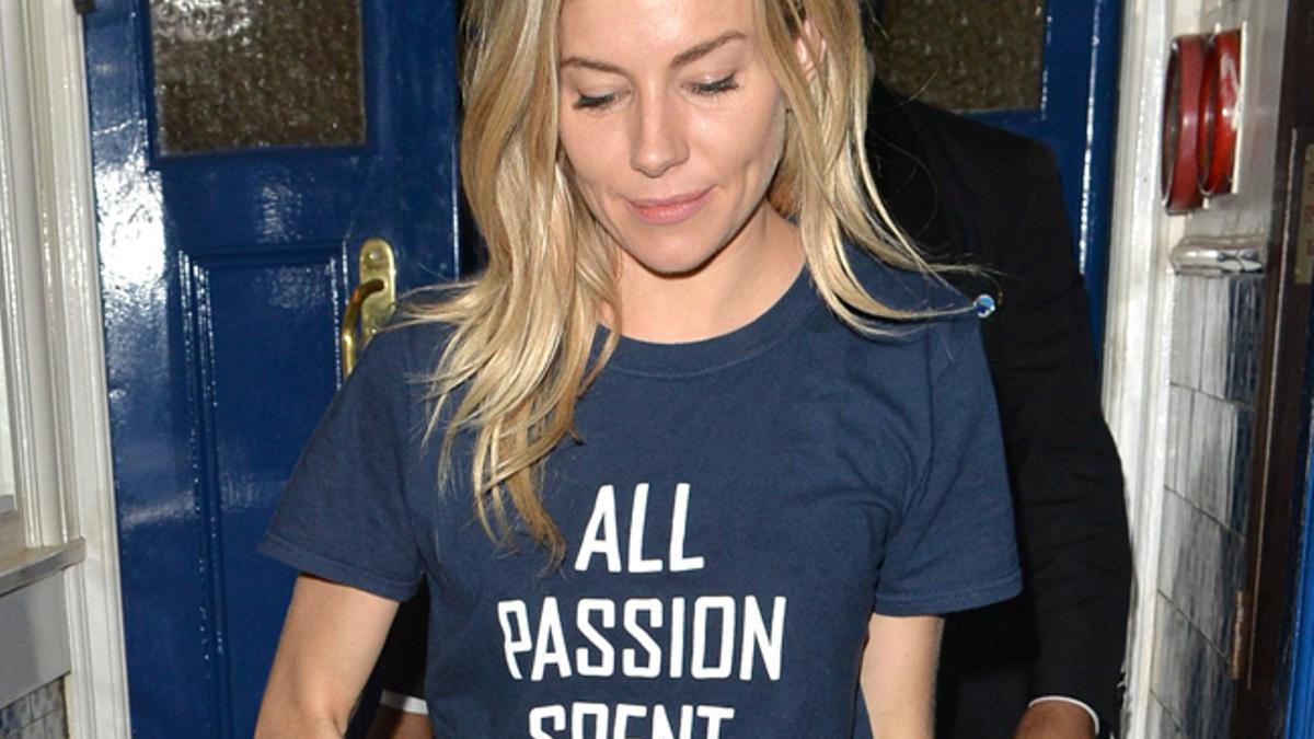 Sienna Miller se apunta a la camiseta con mensaje