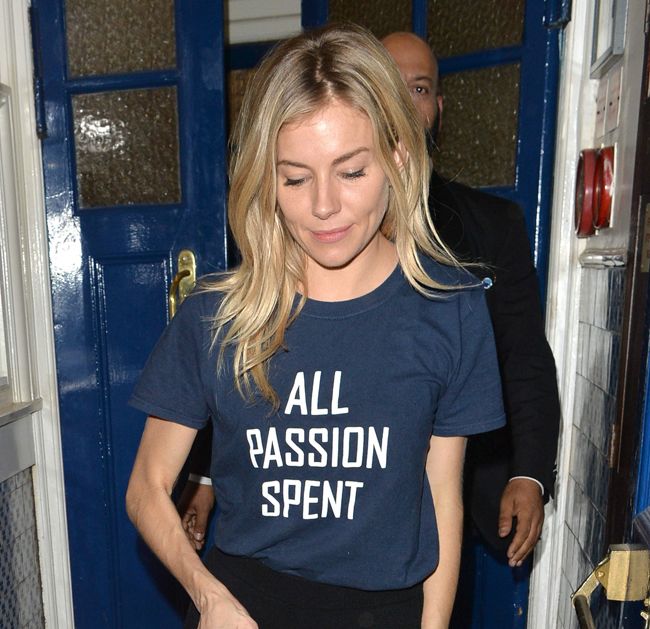 Sienna Miller se apunta a la camiseta con mensaje