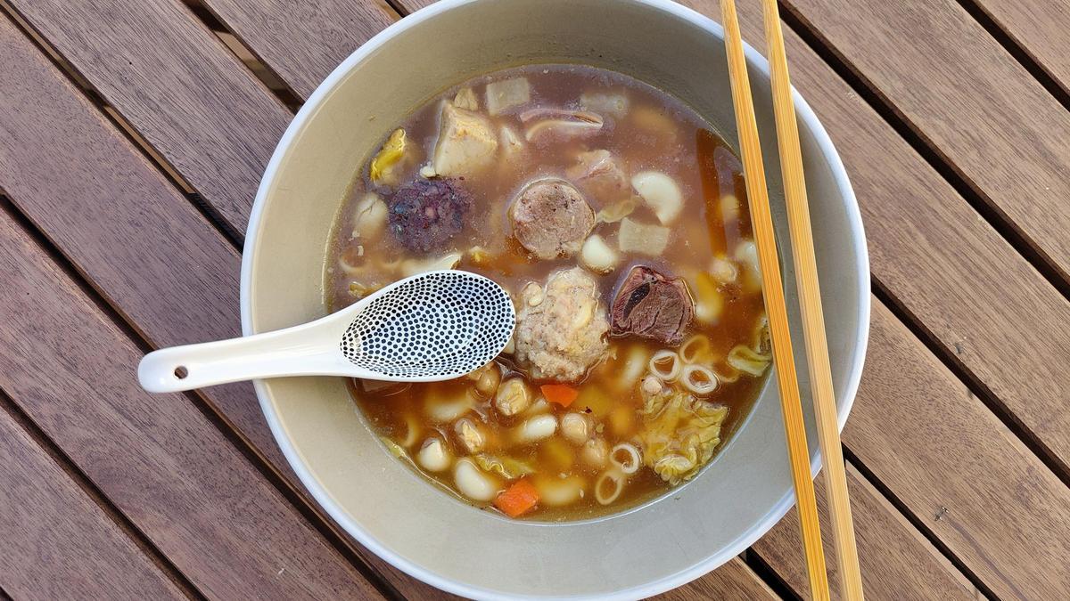 La 'escudella' de Jordi Vilà, con palillos y cuchara japonesa.